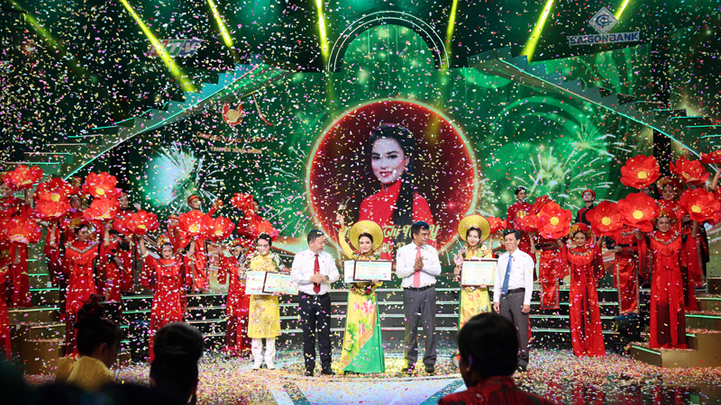 Nguyễn Thị Như Ý nhận giải thí sinh xuất sắc nhất Chuông vàng vọng cổ lần thứ 18 năm 2023, cùng Chuông đồng Yến Khoa 