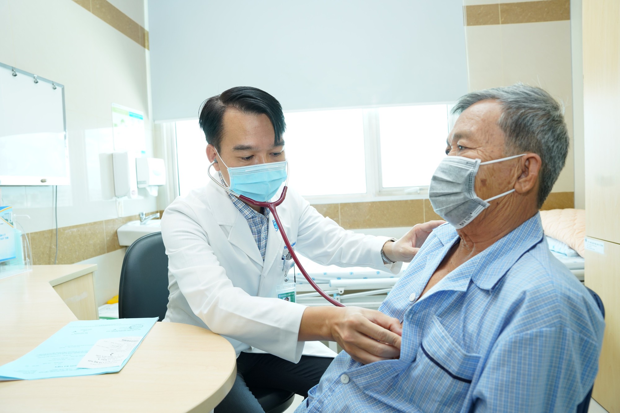 Luật khám bệnh, chữa bệnh mới sửa đổi, bổ sung đối tượng được ưu tiên khám, chữa bệnh đối với người từ đủ 75 tuổi