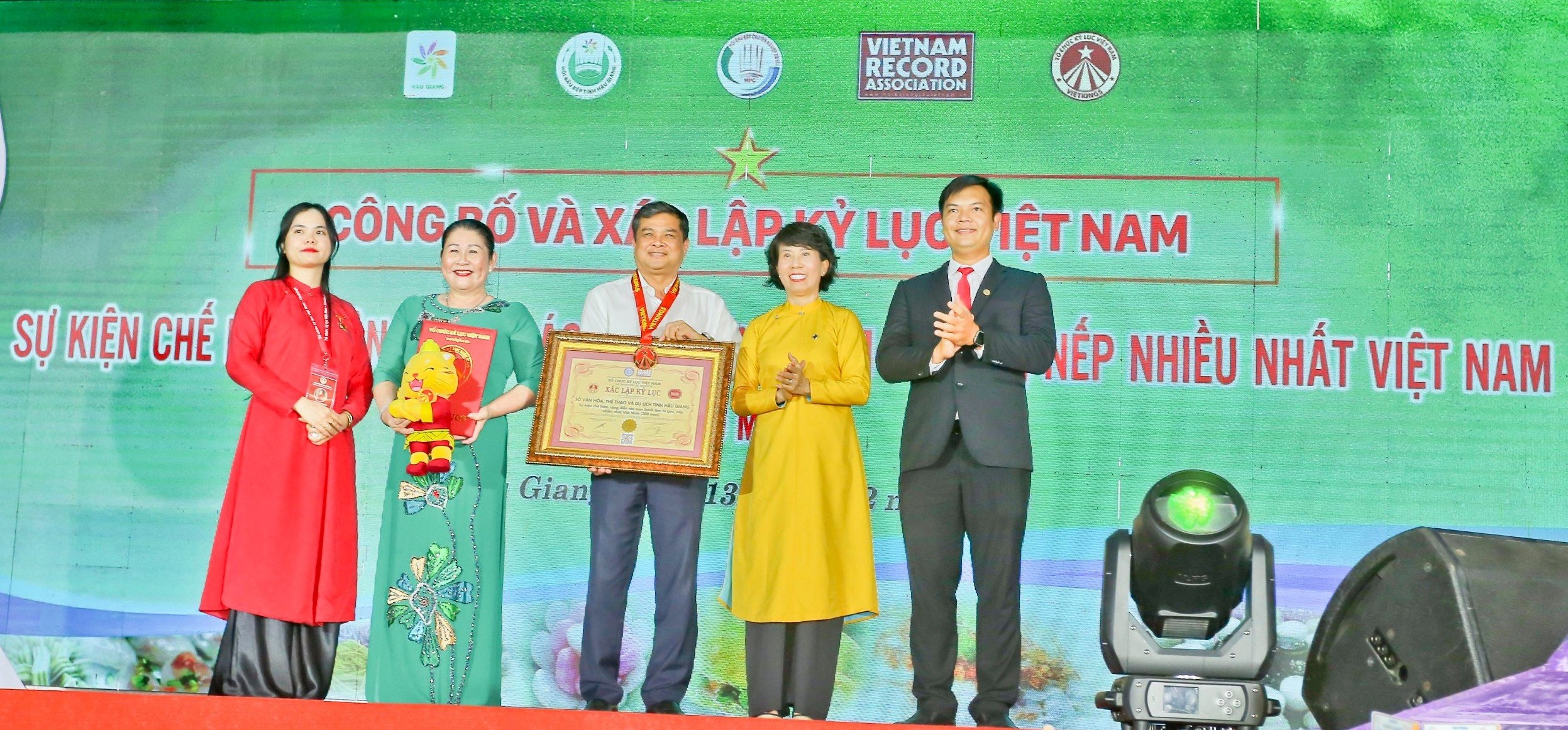 xac lap ky Viet Nam 200 mon banh Viet Nam