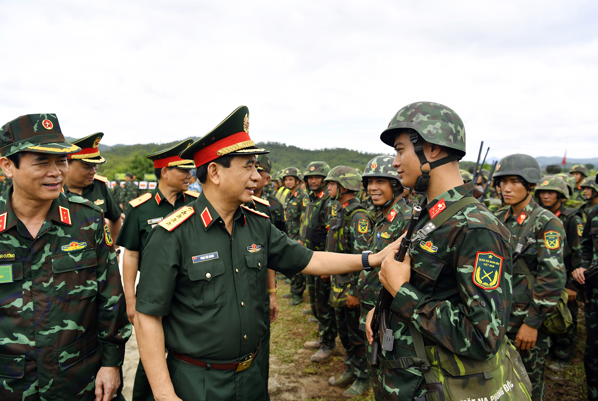 Đại tướng Phan Văn Giang, Ủy viên Bộ Chính trị, Phó Bí thư Quân ủy Trung ương, Bộ trưởng Bộ Quốc phòng chỉ đạo thực binh bắn đạn thật tại Trường bắn quốc gia khu vực 1